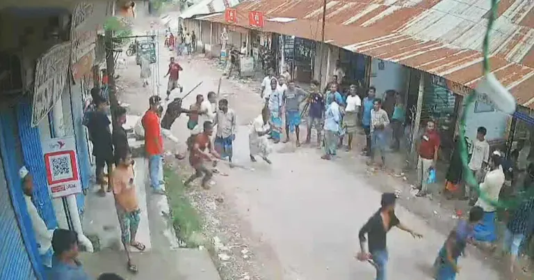 লাঠিসোঁটা নিয়ে এক পক্ষের হামলা